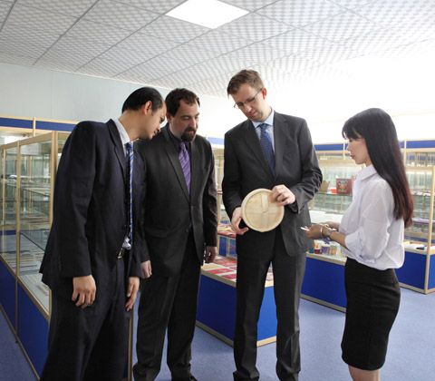 同外国客人洽谈